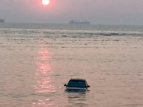 таинственный автомобиль в море