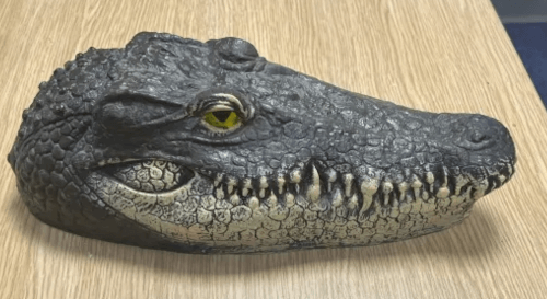 игрушечная голова крокодила