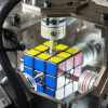 робот собрал кубик рубика 