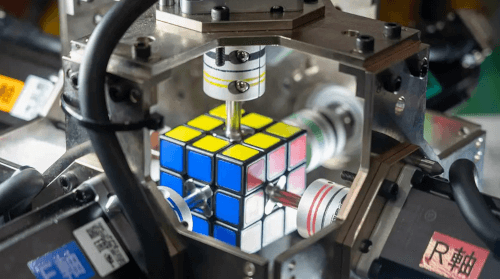 робот собрал кубик рубика