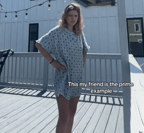 сходство с больничной пижамой