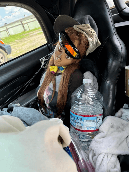 реалистичная кукла в машине
