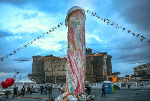 скульптура в виде женского органа
