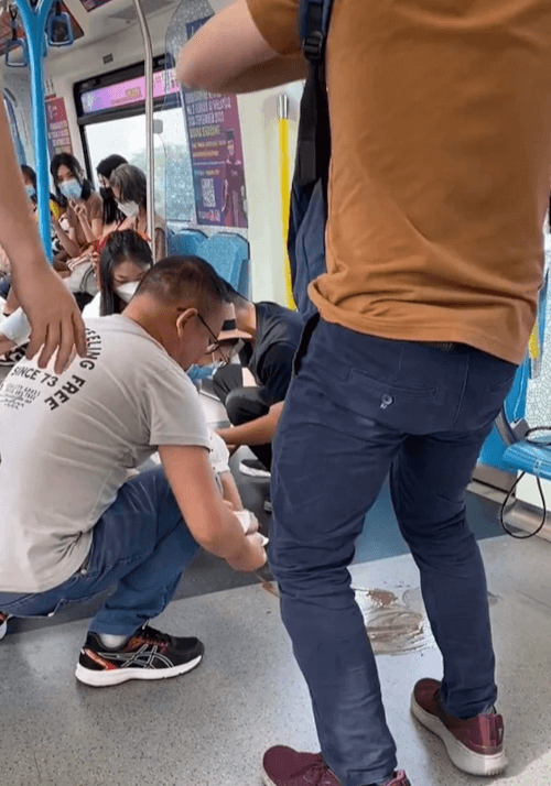 пассажир пролил напиток на пол