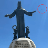 летающая тарелка появилась в небе 