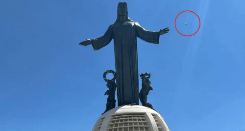 летающая тарелка появилась в небе