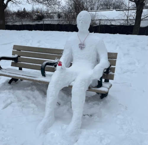 одинокий снеговик на скамейке