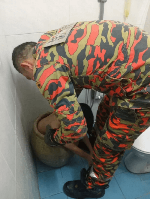 застрял в глиняном кувшине