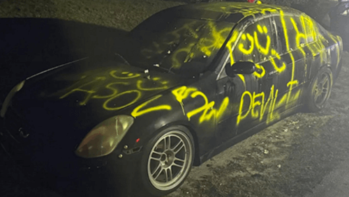 изуродовала чужой автомобиль 