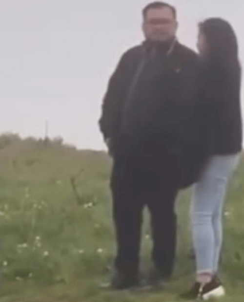 дёрнула за хвост лошадь