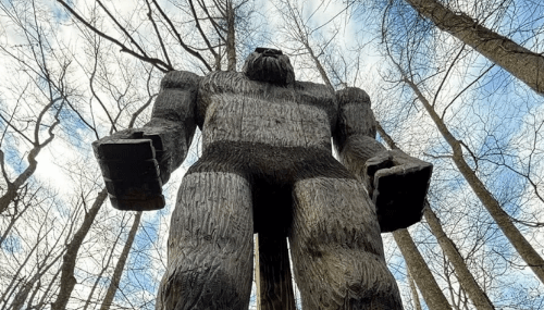 скульптуре бигфута отрубили руку