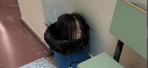 голова манекена в урне
