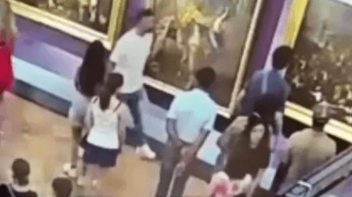 турист продырявил картину 