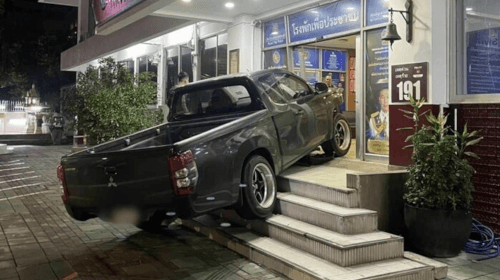 врезался в полицейский участок