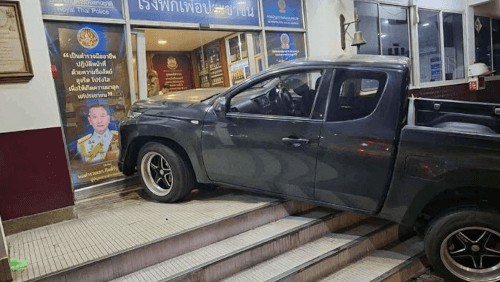 врезался в полицейский участок