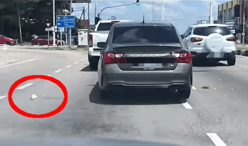 кожура от фруктов на дороге 