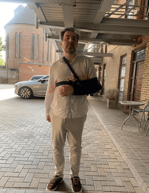 поскользнулся и сломал руку