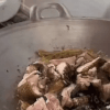 угостили мясом варана 