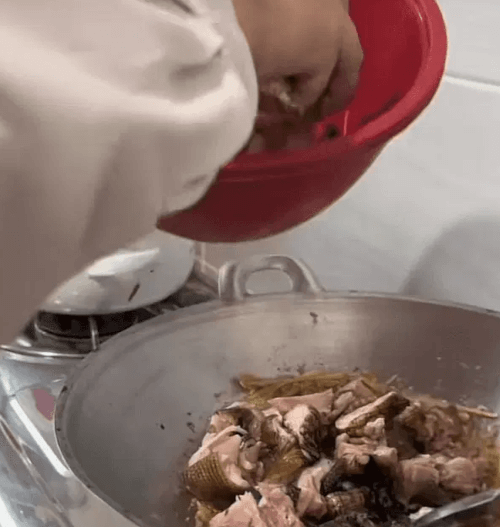 угостили мясом варана