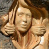 скульптуры сделаны из пней