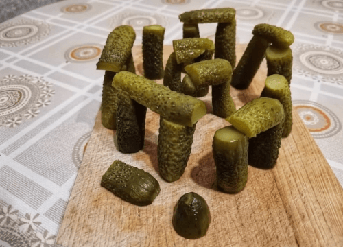 исторический памятник из огурцов