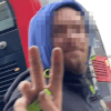 вор с улыбкой показывал знак мира