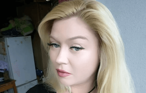 проклятая кукла за стеклом 