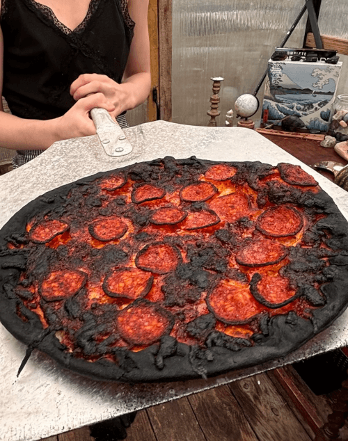 кулинары сожгли две пиццы
