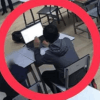 одноклассник бросил теннисный мяч 