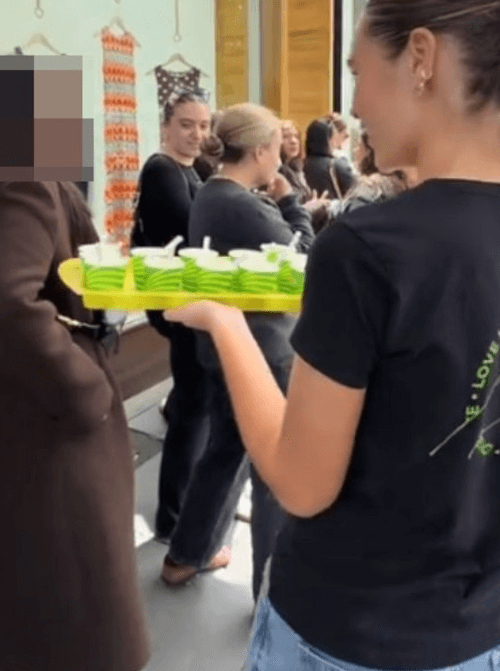 напитки для людей в очереди