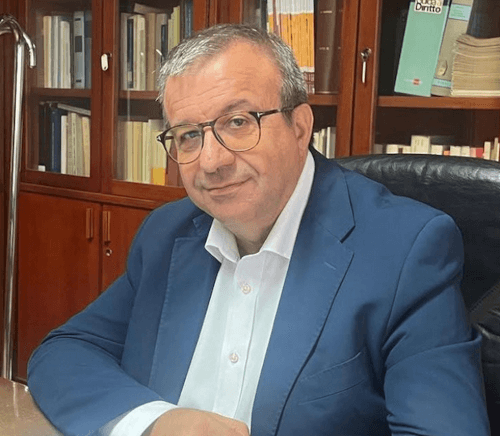 пробил головой старинный витраж