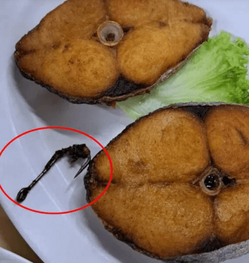 жареная рыба с крючком