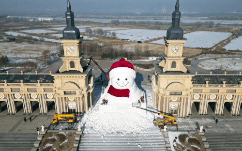 гигантский снеговик в китае 
