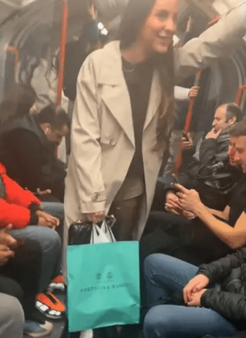мужчины не уступили место 