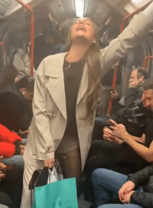 мужчины не уступили место