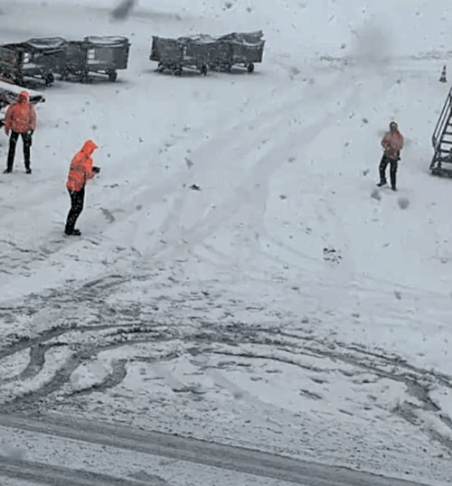 зимние забавы в аэропорту 