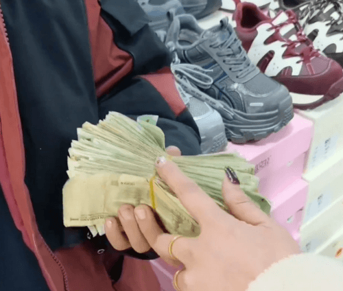 копил деньги на обувь для мамы