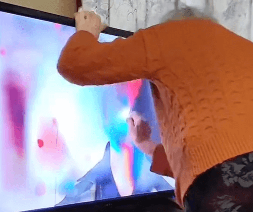 бабушка бьёт телевизор 