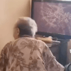 бабушка бьёт телевизор