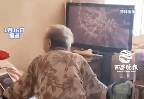 бабушка бьёт телевизор