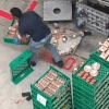 выпечку подобрали с земли 