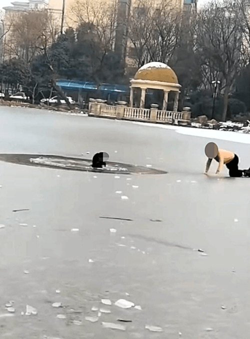 провалившийся под лёд мальчик