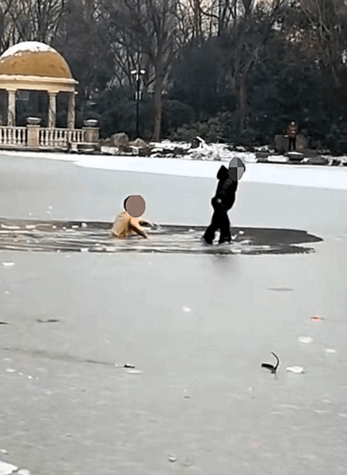 провалившийся под лёд мальчик