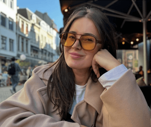 ела йогурт и проглотила ложку