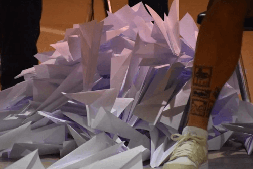 рекорд с бумажными самолётиками