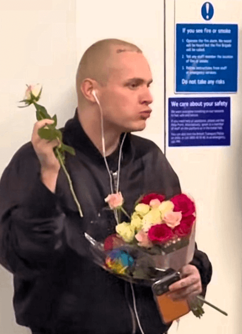певец съел букет роз