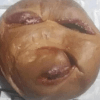 странные булочки с клубникой