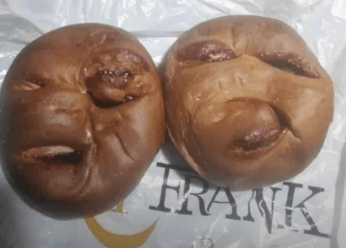 странные булочки с клубникой