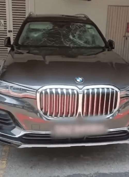 крушил автомобили скульптурой 