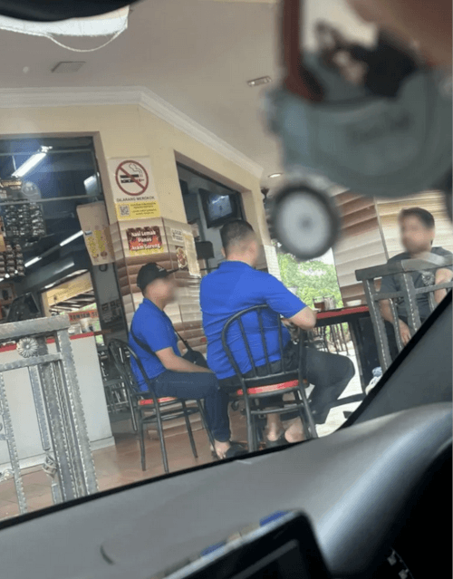 мужчина курил в ресторане 